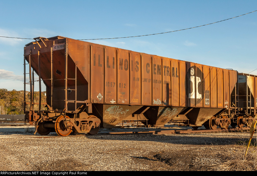 IC 57012, 3-bay covered hopper at the CN-IC Yard 